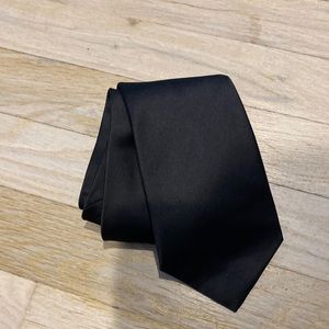 EUC black 100% silk Hugo Boss tie. Made in Italy